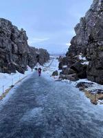 isländsk landskap med fjord, sjö och bergen i vinter- på pingvellir nationell parkera foto