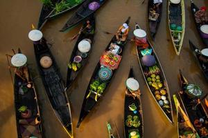 banjarmasin, indonesien - september 25, 2021, de atmosfär av de traditionell flytande marknadsföra festival Allt lokal- invånare använda sig av båtar eller kanoter till trängsel de flod till prestera attraktioner för besökare. foto