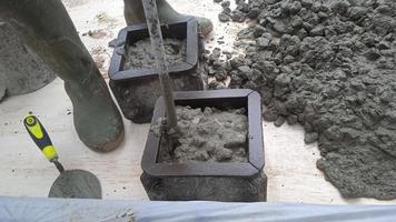 provtagning av betong kuber på fält konstruktion webbplatser foto