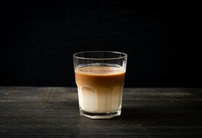 ett glas lattekaffe, kaffe med mjölk foto