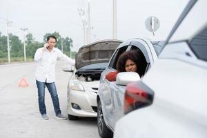 asiatisk kvinnor drivrutiner sitta i bil för väntar försäkring efter kolla upp för skada efter bil olycka, tar bilder till skicka försäkring. uppkopplad bil olycka försäkring krav efter skicka foton till försäkring.