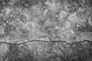 grungy vägg med stor spricka cement golv textur, cement stor spricka för mörk bakgrund foto