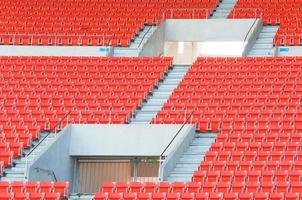 tömma orange säten på stadion, rader av sittplats på en fotboll stadion foto