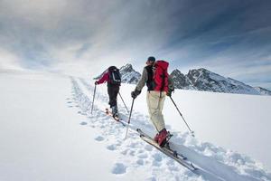 två äldre alpina skidåkare foto