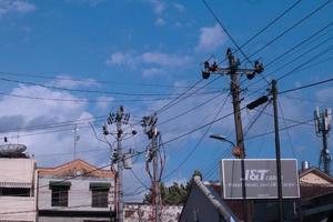 hög Spänning elektrisk tråd med blå himmel bakgrund foto