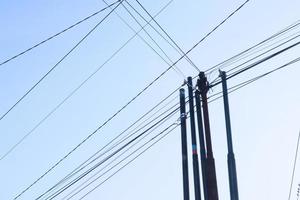 tilltrasslad tråd på elektrisk torn mot de blå himmel bakgrund utseende så rörig foto