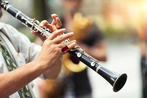 detalj av en gatmusiker som spelar klarinett foto