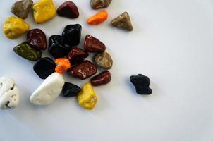 färgrik choklad stenar förbi hajj eller umrah isolerat på vit bakgrund foto