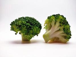 broccoli samling. annorlunda sidor av grön färsk broccoli. isolerat på vit bakgrund foto