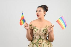 ung asiatisk skön brud med regnbåge flagga på vit bakgrund foto