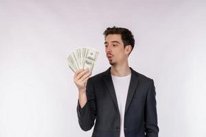 porträtt av en glad man innehav dollar räkningar över vit bakgrund foto
