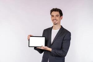 porträtt av attraktiv glad affärsman använder sig av enhet app sökande webb isolerat över vit Färg bakgrund foto