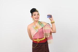 porträtt av skön thai kvinna i traditionell Kläder Framställ med kreditera kort foto