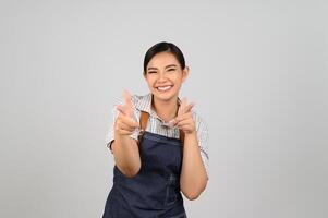 porträtt asiatisk ung kvinna leende med Lycklig i servitris enhetlig foto