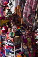 färgglada traditionella peruanska tyger på marknaden foto