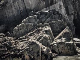 stenar med raka kanter vid lågvatten på en strand vid den asturiska kusten foto