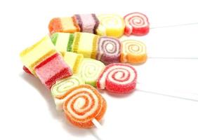 färgglada godis på en vit bakgrund foto