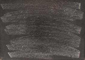 krita gnuggade ut på en svart tavlabakgrund foto