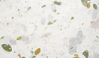 blekt vitt mullbärspapper med bladtexturbakgrund
