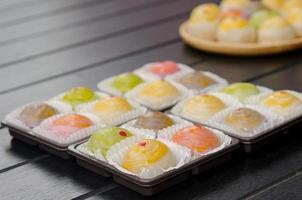 färgglada mochi bakverk foto