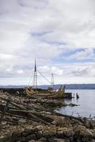 traditionell totora vassbåt vid Isla del Sol vid Titicaca sjön foto