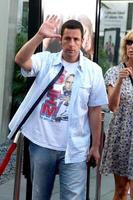 Adam sandler anländer på de rolig människor värld premiär på de bågljus hollywood teatrar i los angeles ca på juli 20 2009 2008 foto