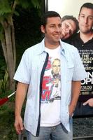 Adam sandler anländer på de rolig människor värld premiär på de bågljus hollywood teatrar i los angeles ca på juli 20 2009 2008 foto