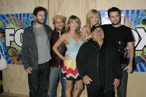 alltid solig i philadelphia castglenn howerton charlie dag mary Elizabeth ellis dag kaitlin olson danny devito och råna mcelhenneyfox TV tca partysanta monica piersanta monica cajuly 23 20072007 foto