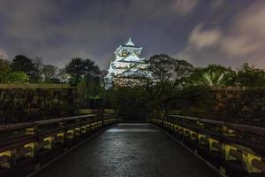 osaka slott och gokurakubashi bro vid skymning i höstsäsong, osaka, japan foto