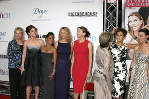 de kvinnor kasta candice Bergen debra röra jada pinkett smed Jag g ryan annette bening cloris leachman eva mendes och debi Mazar anländer på de premiär av de kvinnor på manns by teater i westwoodca i september 4 20082008 foto