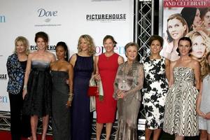 de kvinnor kasta candice Bergen debra röra jada pinkett smed Jag g ryan annette bening cloris leachman eva mendes och debi Mazar anländer på de premiär av de kvinnor på manns by teater i westwoodca i september 4 20082008 foto