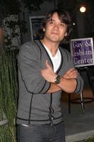 los angeles okt 7 dominik zamprogna ankommer på de de värld går runda spela på renberg teater på oktober 7 2010 i los angeles ca foto