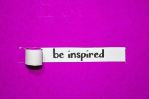 bli inspirerad text, inspiration, motivation och affärsidé på lila sönderrivet papper foto