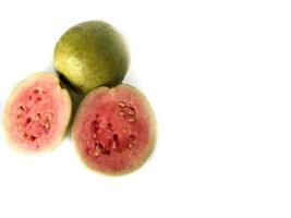 Foto av guava frukt med vit bakgrund.