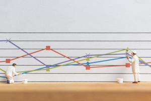 miniatyrarbetare målar affärsdiagram på en vit bakgrund, affärstillväxtkoncept foto