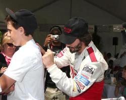 keanu reeves signering autografer på de Toyota proceleb lopp dag på april 18 2009 på de lång strand stor prix kurs i lång strand Kalifornien 2009 foto