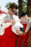 daniel goddard efter de kändis lopp signering en hjälm för hans Kompis åkare en tradition efter varje kändis racetoyota lång strand stor prix proceleb lopp 2008 lång strand caapril 19 20082008 foto