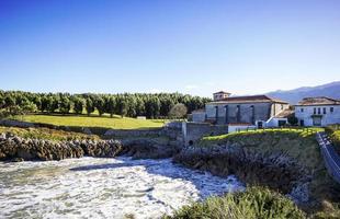 utsikt över cementfabriken och klostret San Salvador i Celorio, Asturien, Spanien foto