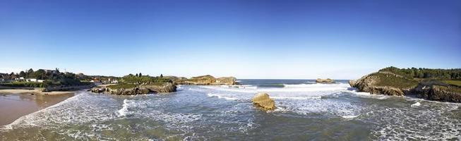 panoramautsikt över stranden i las camaras i celorio en by i asturien, spanien foto