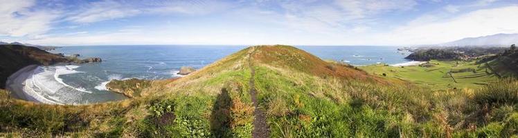 stränderna i Torimbia och Toranda nära Llanes, Asturien, Spanien foto