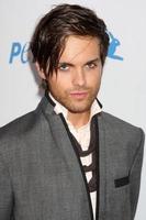 los angeles sep 25 Thomas dekker ankommer på de peta 30:e årsdag gala på hollywood palladium på september 25 2010 i los angeles ca foto