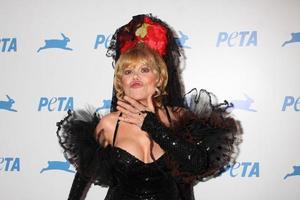 los angeles sep 25 charo ankommer på de peta 30:e årsdag gala på hollywood palladium på september 25 2010 i los angeles ca foto