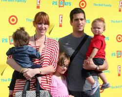 los angeles nov 7 molly ringwald familj ankommer på de ps konst uttrycka själv händelse på barker galge på november 7 2010 i santa monica ca foto