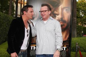 Jonathan rhys meyers tom arnold anländer på de solist premiär på av största vikt studior i los angeles kalifornien på april 20 20092009 foto