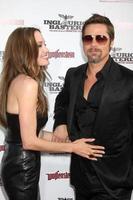 Angelina jolie brad pitt anländer på de los angeles premiär av ynglödande jäklar på graumans kinesisk teater i los angeles ca på augusti 10 2009 2009 foto