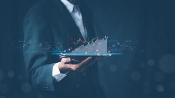 planera analysera indikator och strategi köpa och sälja, stock marknadsföra, företag tillväxt, framsteg eller Framgång begrepp. affärsman eller näringsidkare är pekande en växande virtuell hologram stock, investera i handel foto