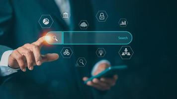 affärsman som visar Sök bar på virtuell skärm, data Sök teknologi Sök motor optimering. man använda sig av smart telefon till sökande för information. använder sig av Sök trösta med din hemsida. foto