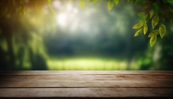 trä- tabell och suddig grön natur bokeh bakgrund för produkt.bordsskiva fotografi bilder av olika objekt, sådan som böcker, växter, eller brevpapper, anordnad på en trä- bordsskiva foto