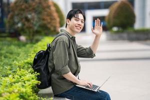 ung asiatisk studerande på skola foto