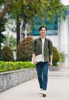 ung asiatisk studerande på skola foto